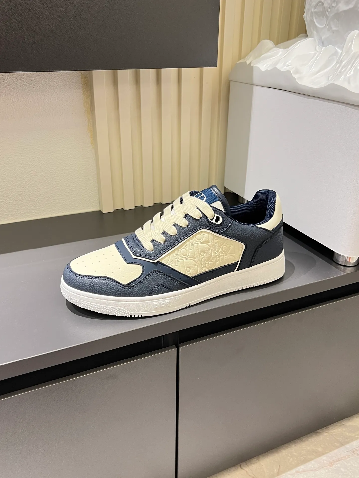 Men's shoes 💰p400 "Dio*" mid-top B27 casual sneakers. This B27 high-top sneaker is a new product in the series and continues Di*r's classic style. Crafted from gray and white smooth calf leather with beige and black Oblique print panels on the sides. The "CD Icon" shaped shoelace eyelets are clever and delicate, and the two-color rubber sole, rear collar and heel are all equipped with the brand's iconic details to enhance the style. Oblique printed straps at the ankle allow for an adjustable fit to complement the overall design. Fashionable and versatile, it can complement any look. Create an exquisite design with unique dynamic vitality and modern atmosphere, presented in low-top and high-top styles. This new must-have shoe adds a new dimension to Dior's archive heritage, embodying modern elegance. Purchase the original version and make it 1:1. If you need top quality, please come to me! Male 38-44!
